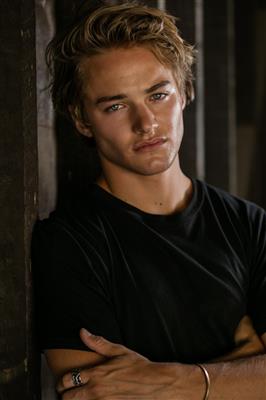 Mitchell Hoog